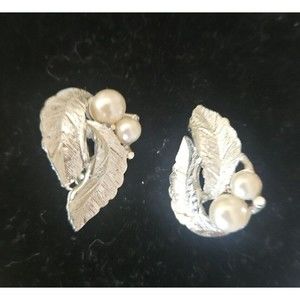 Vintage Sarah Coventry Silver Tone Brushed Leaves Feathers Pearl Clip  Earrings